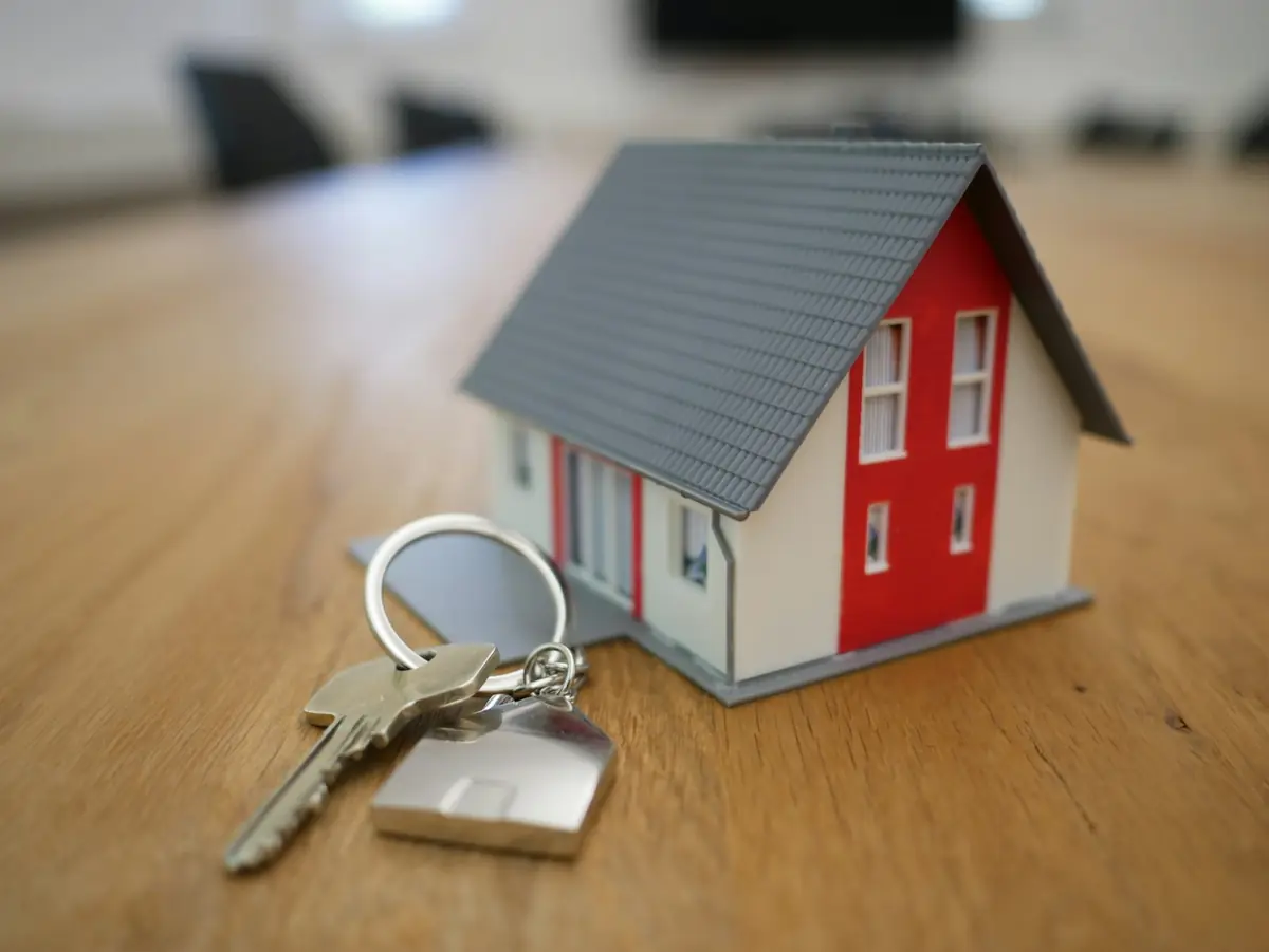 Modellino di una casa con un mazzo di chiavi