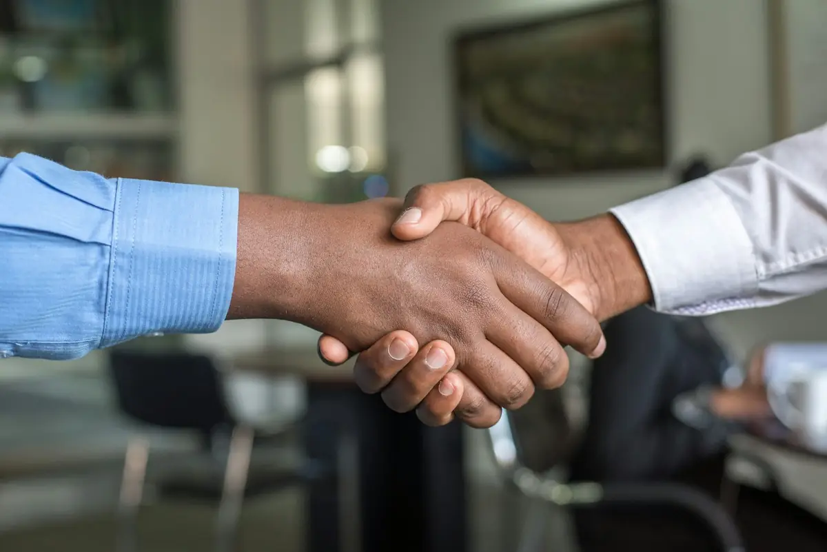 Una stretta di mano tra un consulente e un cittadino